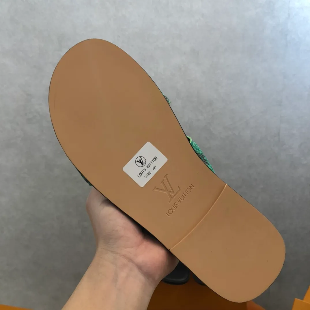Factory price: 270💰LV counters are selling new brand luxury men's slippers, casual, loose and comfortable. The must-have model in the picture above [Happy][Happy], multiple colors available Size: 38-44, customized 45